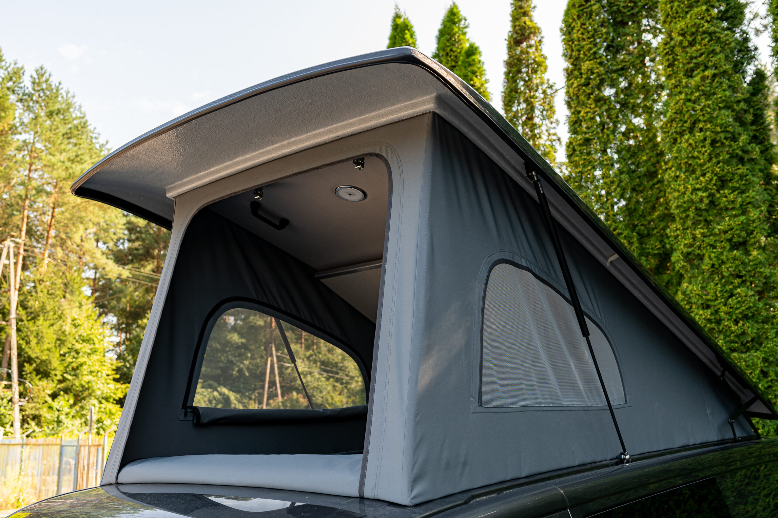 Nasz kamper z nowym otwieranym dachem SkyOpen od Camproof! https://camproof.eu/wp-content/uploads/2023/07/9-scaled-1.jpeg?utm_source=chatgpt.com